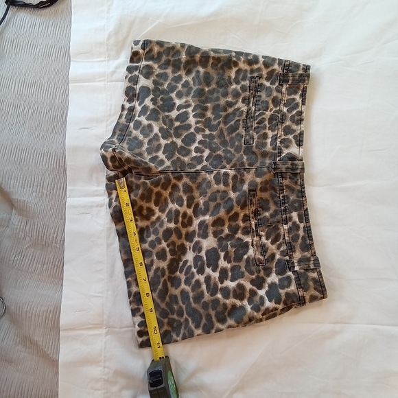Soho Leopard Print Shorts - Women's Size 8 - Picture 4 of 11